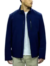 Campera azul marino con cierre de cremallera, cuello alto y bolsillo con cierre en el pecho. Tiene un parche engomado con el logo de Calvin Klein y la inscripción Calvin Klein bordada en el cuello.