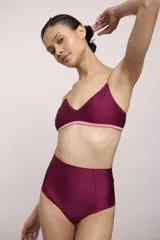 Top de bikini tipo triángulo con estampado animal print de leopardo y tirantes finos en color mostaza.