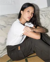 Pantalón cargo color beige con finas rayas verticales, confeccionado en lana.