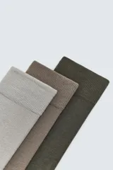 Pack de tres pares de calcetines de hombre, tejidos en hilatura con mezcla de algodón. Incluye un par gris claro, un par marrón y un par verde oscuro. Todos con acabados en rib elástico.
