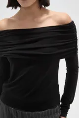 Top manga larga de viscosa color negro, con diseño strapless y detalle de frunces en la parte superior del escote.