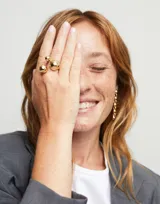 Anillo dorado con tres bolas de diferentes tamaños.