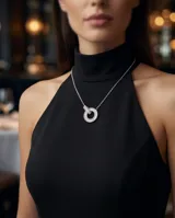 Collar de acero con cadena fina y dije circular decorado con circonias engastadas en todo su contorno.
