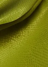 Vestido largo de fiesta en tejido satinado color verde, con escote drapeado, tirantes anchos y espalda también drapeada. Presenta un diseño entallado con cierre de cremallera lateral y una sutil textura en la tela.