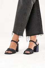 Sandalias de cuero azul con brillo, de horma cuadrada, doble tira delantera y ajuste con hebilla en la parte superior. Plataforma delantera de 1 cm y taco cuadrado de 8 cm.