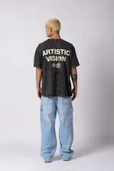 Remera gris de corte oversize con efecto acid wash y estampa pequeña en el pecho.