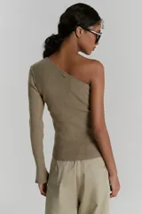 Top asimétrico de morley color negro, con una sola manga larga con tajo en el puño y largo hasta la cadera.