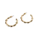 Par de caravanas doradas con forma de aro grueso, compuesto por eslabones ovalados.