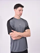 Remera deportiva gris oscuro con mangas cortas negras y logo pequeño estampado en el pecho.