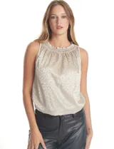 Blusa sin mangas de satén labrado color beige, con cuello a la base fruncido en punto smock.