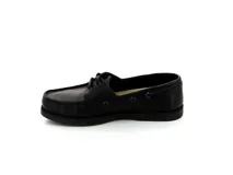 Zapato náutico de cuero color negro, con cordones y suela de goma.