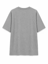 Remera blanca de corte holgado con estampado gráfico frontal en tonos azul oscuro que incluye la frase 'EVERYTHING POSSIBLE' y otros textos decorativos.