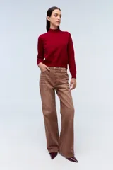 Sweater gris de lana con cuello alto.