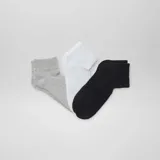 Pack de tres pares de medias tobilleras: un par gris, un par blanco y un par negro.
