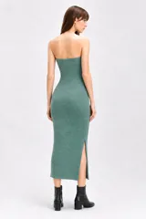 Vestido largo negro de poliéster, con diseño strapless y corte ajustado al cuerpo de textura acanalada.