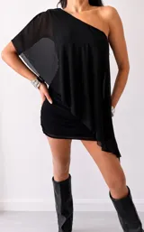 Vestido corto negro de un solo hombro, con capa superior de chifón transparente y diseño asimétrico.