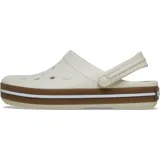 Zuecos Crocs modelo Crocband con diseño deportivo. Presentan una estructura de espuma Croslite en color negro con una banda lateral en tono caramelo y una línea blanca decorativa. Incluyen correa pivotante en el talón y perforaciones en la parte superior para ventilación y personalización.