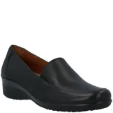 Zapato tipo slip-on de cuero liso color negro, con diseño de punta redondeada y suela de plataforma baja tipo cuña.