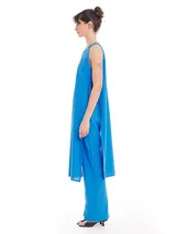 Top azul de breteles finos con espalda descubierta.