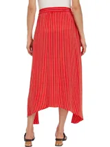 Falda midi roja con rayas verticales blancas, cintura elástica con cordón ajustable y ruedo asimétrico.