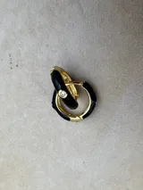 Set de aros tipo argolla con base dorada y esmalte de colores: blanco, azul, turquesa, negro y rojo.