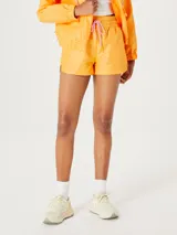 Short deportivo verde lima con cintura elastizada y cordón de ajuste azul.
