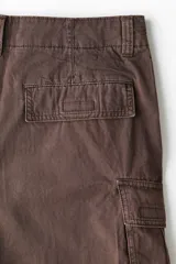 Bermuda cargo marrón de ripstop de algodón, con bolsillos laterales con solapa y cierre de botón.
