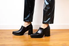 Botines negros de cuero con plataforma y taco cuadrado con textura de reptil.