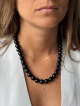 Collar corto de cuentas redondas negras.