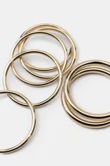 Pack de pulseras rígidas de metal dorado con diseño minimalista y acabado brillante.