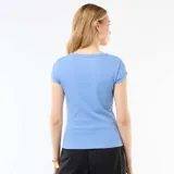 Remera de punto de canalé color celeste, de manga corta y corte ajustado.