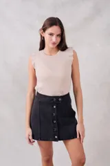 Musculosa color crudo de lurex, con cuello redondo y mangas con volados.