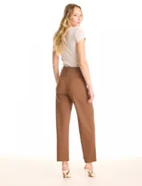 Pantalón wide leg negro de tiro alto, con pretina con pasadores, botón y cierre. Incluye bolsillos en la parte delantera y trasera.