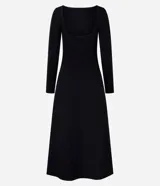 Vestido midi negro de rib con viscosa certificada, corte ajustado, escote U, manga larga, espalda abierta y pliegues.