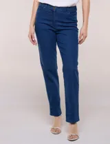 Jean straight elastizado de tiro medio, color azul, con bolsillos delanteros y traseros, pretina con pasadores, cierre y botón.