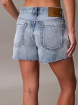 Shorts de jean de tiro alto con corte relajado, diseño de cinco bolsillos y bajo deshilachado.