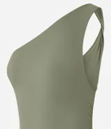 Vestido midi de color verde militar, confeccionado en tejido rib de poliamida. Presenta diseño de un solo hombro, fruncidos laterales a lo largo del cuerpo y tajo lateral en el bajo.