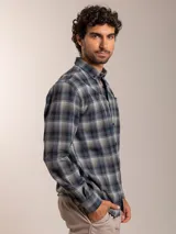 Camisa a cuadros verde, azul y gris, de corte regular fit y manga larga.
