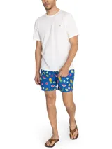 Short de baño azul con estampado tropical de frutas, cintura elástica con cordón ajustable gris y bolsillos laterales.