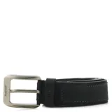 Cinto de cuero negro con hebilla metálica plateada con el logo de la marca grabado.