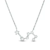 Collar plateado con dije que representa la constelación del signo zodiacal Leo, con incrustaciones de circonitas.