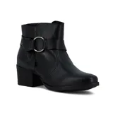 Bota corta de cuero negro con caña baja, taco cuadrado y tira con aplique metálico.