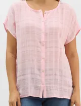 Blusa de corte fluido confeccionada en algodón con tejido texturizado de patrón a cuadros. Presenta mangas cortas caídas, escote redondo y cierre frontal con botones.