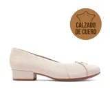 Zapato de vestir de cuero color crema, con taco bajo cuadrado y detalle de aplique dorado en la capellada. Ideal para juanetes.