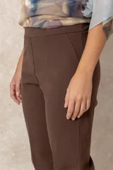 Pantalón recto gris oscuro, de algodón y spandex, sin cierre y con falsos bolsillos con pespunte.