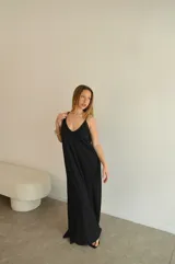 Vestido largo color beige, de viscosa, con tirantes finos, escote en V y aberturas laterales en la falda.