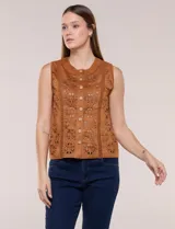 Blusa sin mangas de suede color marrón, con diseño artesanal de calados láser florales tipo broderie, galones de encaje vertical a tono, escote redondo y cierre frontal con botones rústicos.