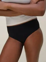 Bombacha clásica de tiro medio confeccionada en microfibra seamless, diseñada para brindar comodidad y un ajuste suave sin marcas. Cuenta con fundillo de algodón para mayor frescura.