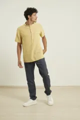 Camisa de manga corta con cuello mao y cierre frontal parcial con botones de coco. Confeccionada en una mezcla de lino y algodón.