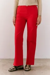 Pantalón de vestir rojo, de corte recto, con bolsillos laterales y traseros.